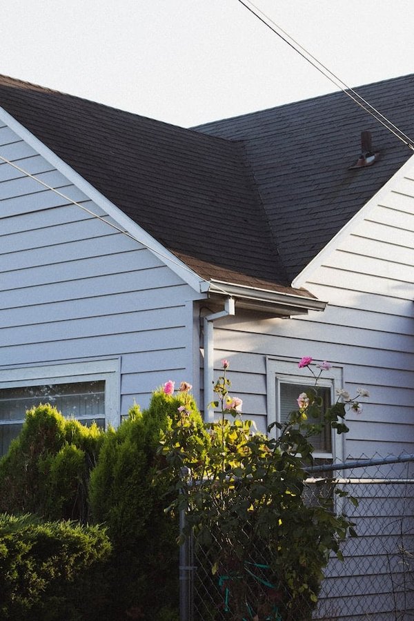 Quels sont les meilleurs conseils pour rénover une toiture en tuiles plates ?