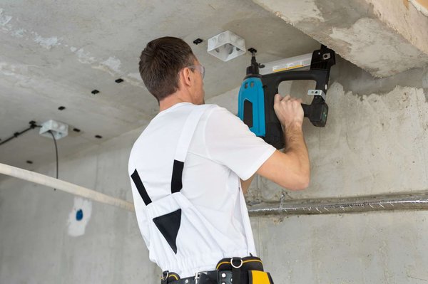 Quels sont les avantages et les spécificités de l’installation du plafond tendu en Isère ?
