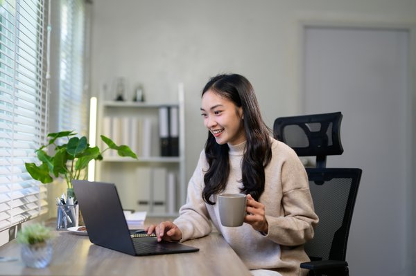 Chaises ergonomiques : le guide pour travailler confortablement